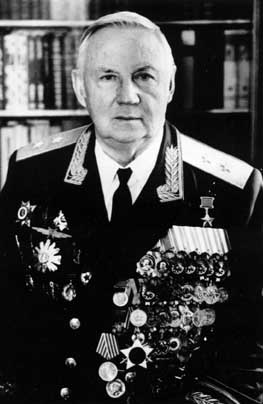 Председатель летной подкомиссии №1 генерал-лейтенант Б.Еремин, Герой Советского Союза, начальник службы безопасности ВВС
